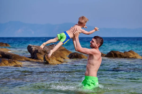 Due Anni Bambino Ragazzo Sulla Spiaggia Con Padre — Foto Stock