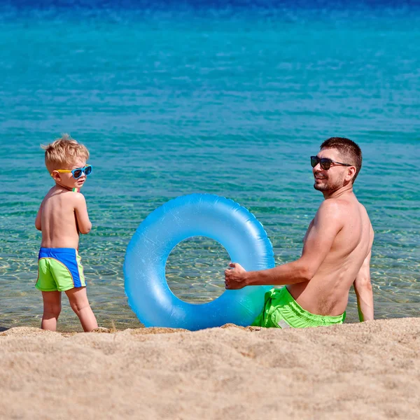 Dwuletni Chłopiec Malucha Plaży Ojcem — Zdjęcie stockowe
