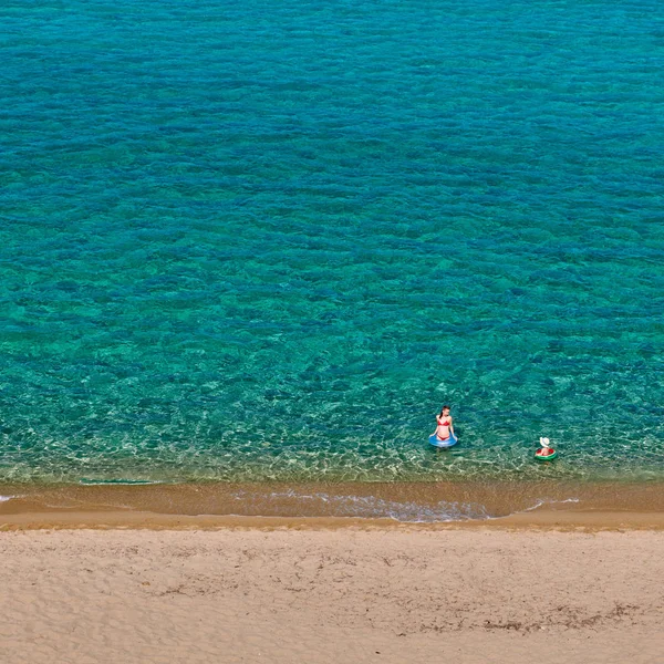 Två Gammal Pojke Stranden Med Mor — Stockfoto