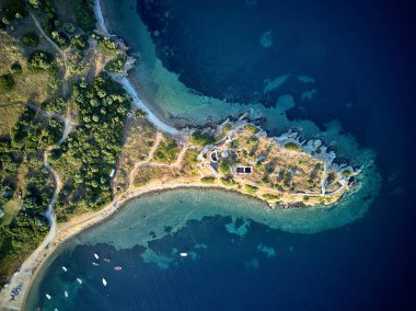 Güzel bir plaj ve kayalık sahil şeridi üst hava uçak atış, Sithonia, Yunanistan görüntülemek