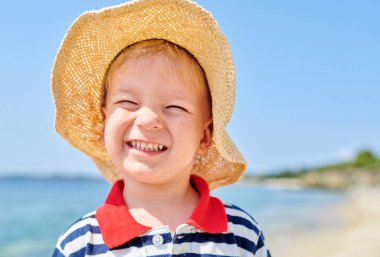 Kum plajındaki iki yaşında bir yürümeye başlayan çocuk 