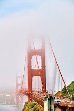 Golden Gate Köprüsü manzaraya Sisli sabah, San Francisco, Kaliforniya, ABD