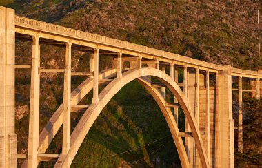 Bixby Creek Köprüsü 1. Otoyol 'da, gün batımında. Big Sur Area, California, ABD.