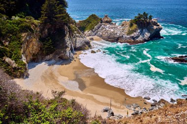 ABD Pasifik sahili manzarası, Julia Pfeiffer Burns Eyalet Parkı, Kaliforniya.