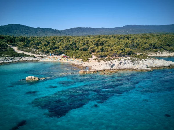 Prachtig Strand Rotsachtige Kustlijn Top Luchtfoto Bekijken Drone Schot Sithonia — Stockfoto