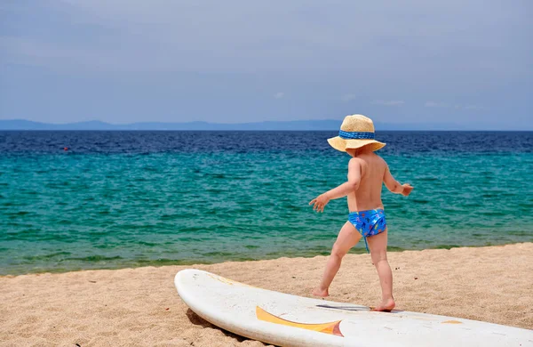 在沙滩上的两岁幼儿男孩 — 图库照片