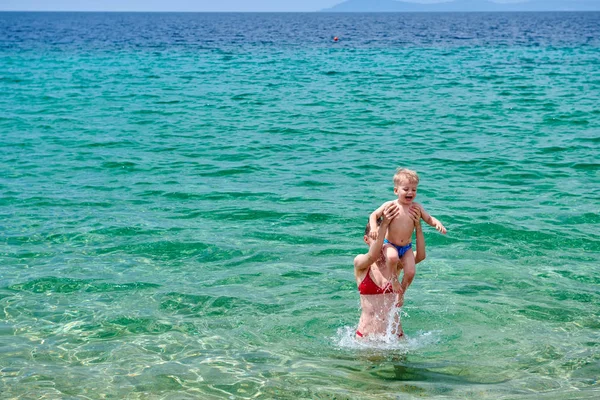 Due Anni Bambino Ragazzo Sulla Spiaggia Con Madre — Foto Stock