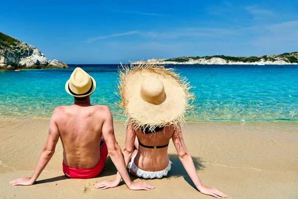 希腊西托尼亚海滩上的年轻夫妇 — 图库照片