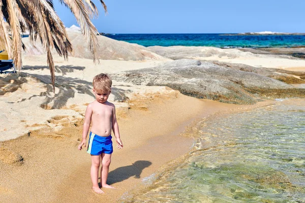 Két Éves Kisgyermek Fiú Homokos Strandon — Stock Fotó