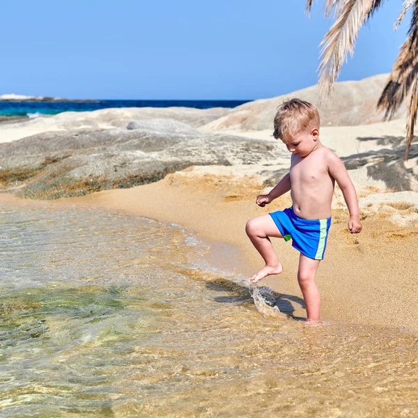 Két Éves Kisgyermek Fiú Homokos Strandon — Stock Fotó