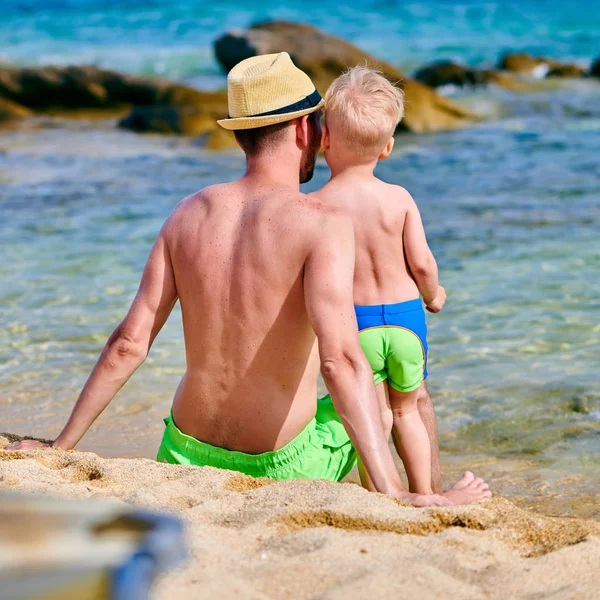 两岁幼儿男孩与父亲在海滩上 — 图库照片