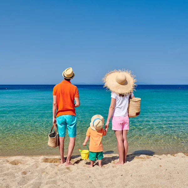 ビーチで家族 3歳の男の子と若いカップル ギリシャのシトニア — ストック写真