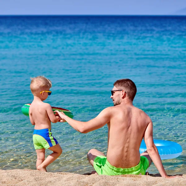 两岁幼儿男孩与父亲在海滩上 — 图库照片