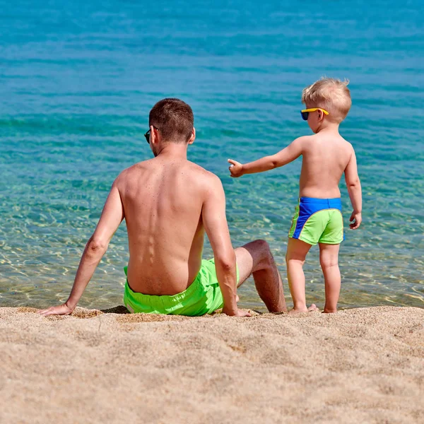 Zweijähriger Kleinkind Junge Mit Vater Strand — Stockfoto