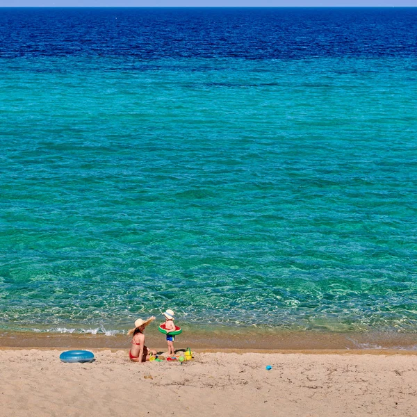 Twee Jaar Oud Peuter Jongen Het Strand Met Moeder — Stockfoto