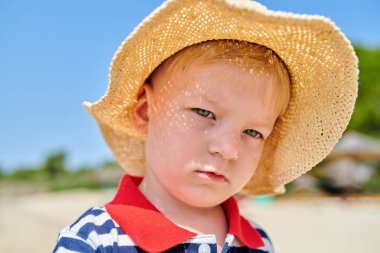 Sahilde iki yaşında bir yürümeye başlayan çocuk 