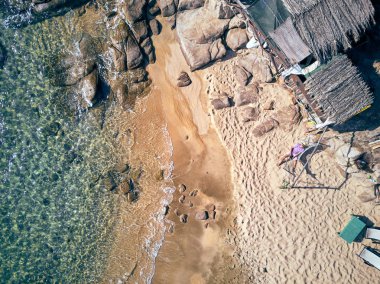 Adam vuruldu, bir güzel bir plaj havadan görünümü dron Sithonia, Yunanistan üzerinde hamakta