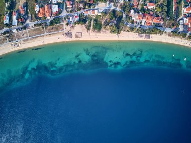 Ateş, güzel bir plaj üst hava görünümünü dron Sithonia, Yunanistan