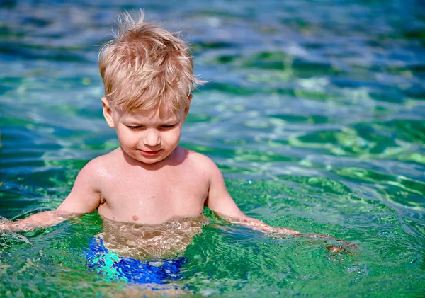 ビーチで 歳の幼児の少年 — ストック写真