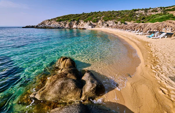 Krásná Pláž Skalnaté Pobřeží Krajiny Sithonia Řecko — Stock fotografie