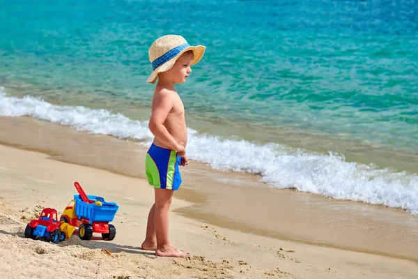 Menino Dois Anos Praia Com Brinquedos Miúdo Com Chapéu Sol — Fotografia de Stock
