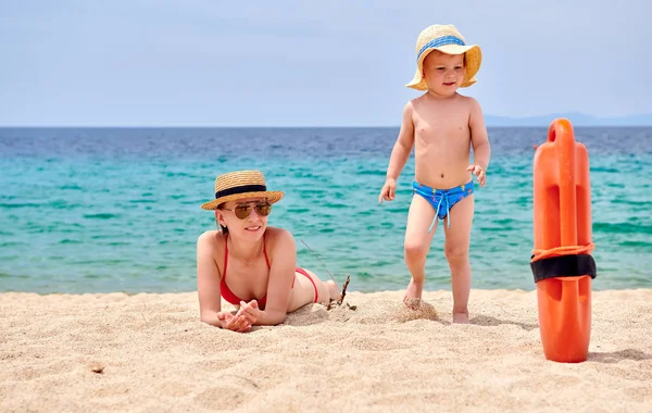 Due Anni Bambino Ragazzo Sulla Spiaggia Con Madre — Foto Stock