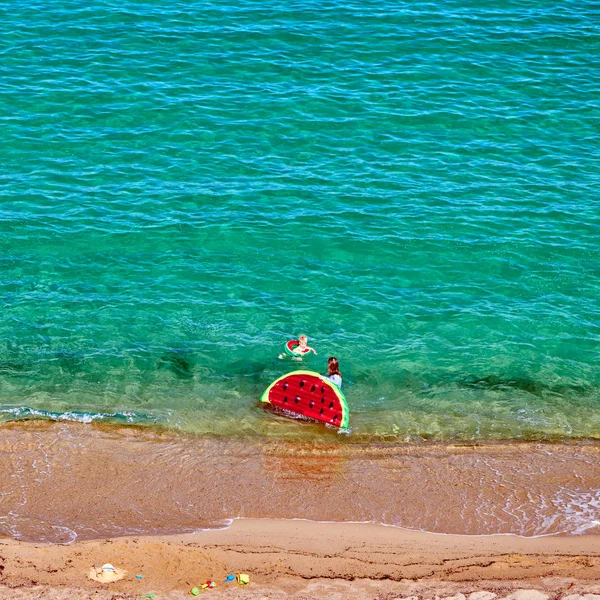 Enfant Deux Ans Mère Sur Plage Avec Flotteur Gonflable Anneau — Photo