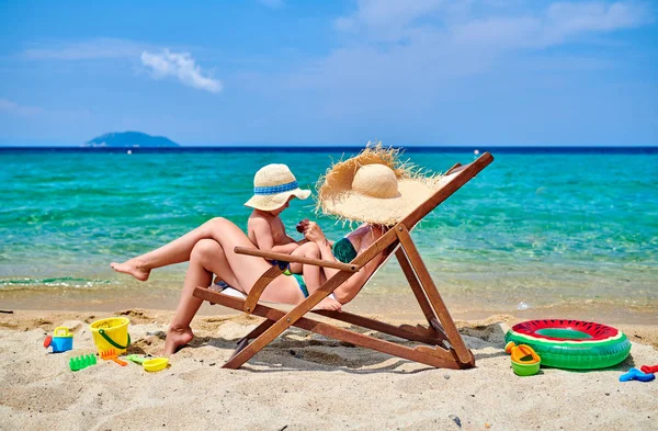 Zweijähriger Kleinkind Junge Mit Mutter Strand — Stockfoto