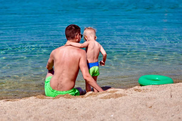 Двухлетний Мальчик Пляже Отцом — стоковое фото
