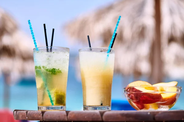 Twee Cocktails Tropisch Strand Sithonia Griekenland — Stockfoto