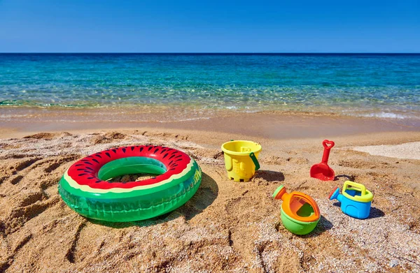 Praia Bonita Com Anel Inflável Brinquedos Sithonia Greece — Fotografia de Stock