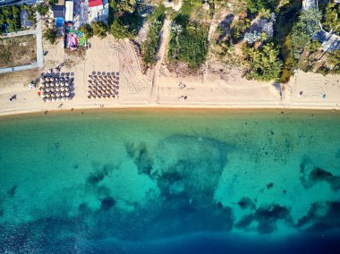 Ateş, güzel bir plaj üst hava görünümünü dron Sithonia, Yunanistan