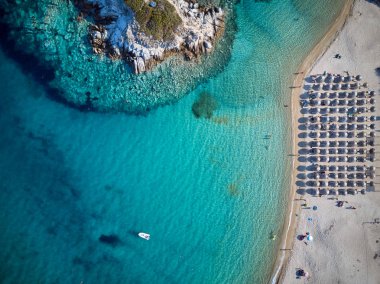Ateş, güzel bir plaj üst hava görünümünü dron Sithonia, Yunanistan