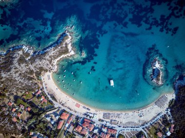 Ateş, güzel bir plaj üst hava görünümünü dron Sithonia, Yunanistan