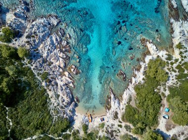 Güzel bir plaj ve kayalık sahil şeridi üst hava uçak atış, Sithonia, Yunanistan görüntülemek