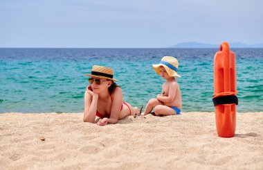 Annesiyle plajda iki yaşında bir çocuk. 