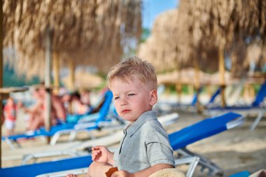 Sahilde iki yaşında bir yürümeye başlayan çocuk 