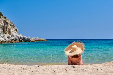 Plajda bikinili kadın, Sithonia, Yunanistan