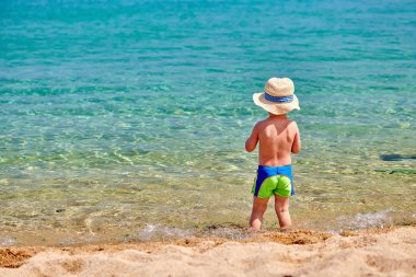 Sahilde iki yaşında bir yürümeye başlayan çocuk 