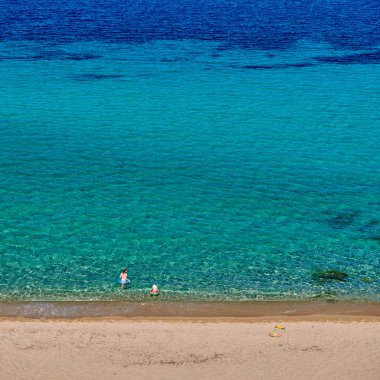 Annesiyle plajda iki yaşında bir çocuk. 