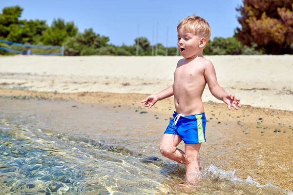 ビーチで 歳の幼児の少年 — ストック写真