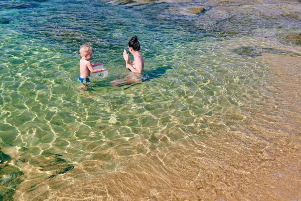 两岁小孩和妈妈在海滩上 — 图库照片