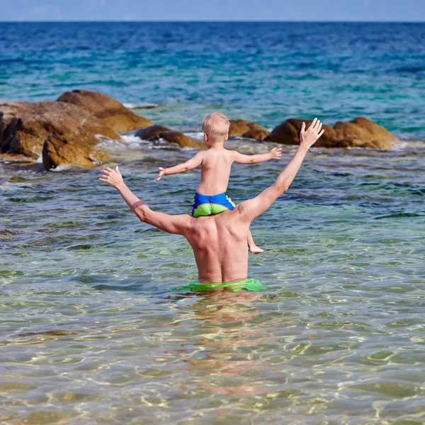 Two Year Old Toddler Boy Father Shoulders Beach — Stock Photo, Image