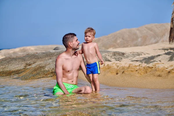 Дворічний Маленький Хлопчик Пляжі Батьком — стокове фото