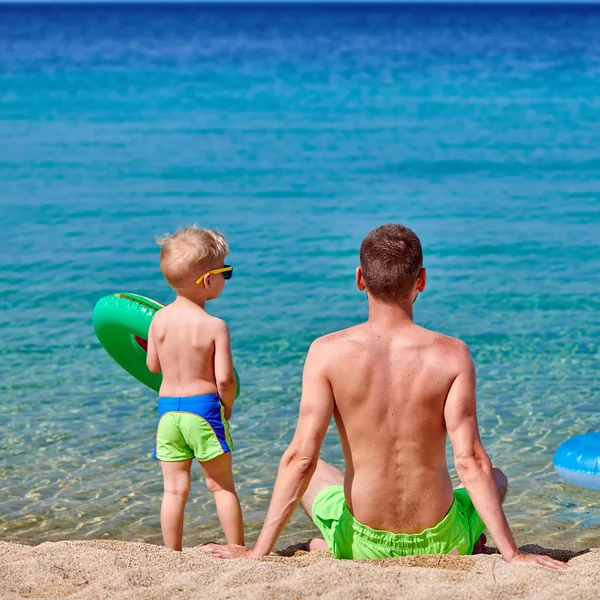 Két Éves Kisgyermek Fiú Apja Strandon — Stock Fotó