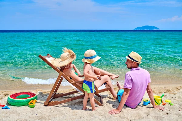 Família Praia Jovem Casal Com Menino Três Anos Sithonia Grécia — Fotografia de Stock
