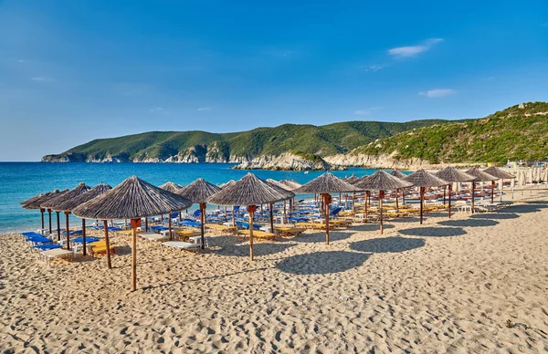 Bellissima Spiaggia Con Lettini Ombrelloni Sithonia Grecia — Foto Stock