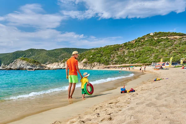 반지를 아버지와 해변에서 휴가입니다 그리스 — 스톡 사진