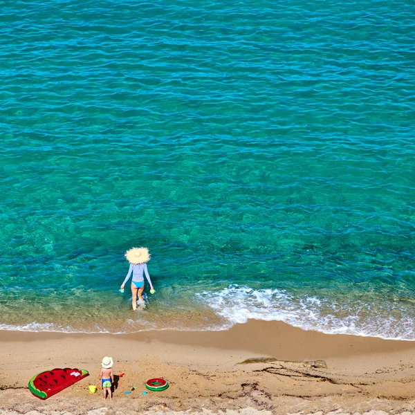 Bambino Due Anni Sua Madre Sulla Spiaggia Con Galleggiante Gonfiabile — Foto Stock