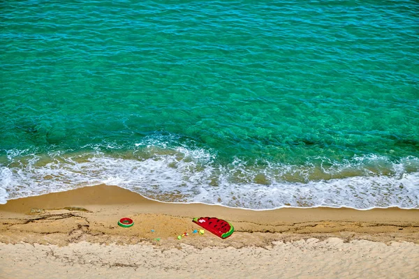 膨脹可能なフロートとリング シトニア ギリシャの美しいビーチ — ストック写真